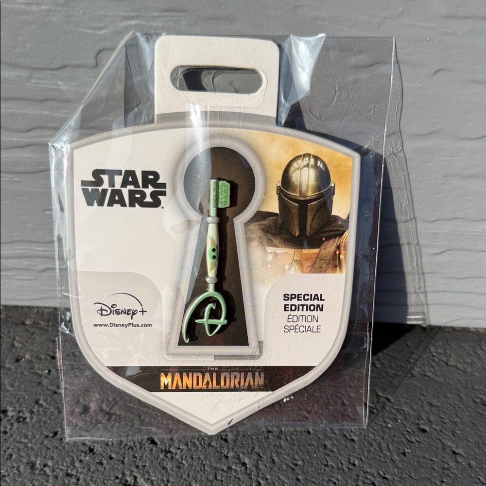Disney Star Wars Mandalorian Key Pin